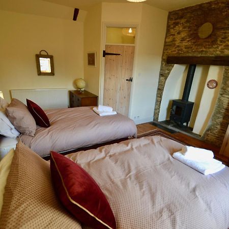 Holwell Holistic Retreat Bed & Breakfast บาร์นสเตเปิล ภายนอก รูปภาพ