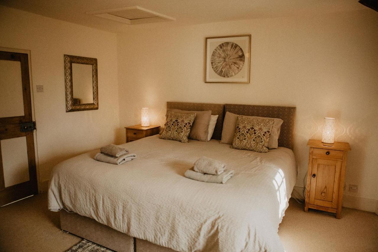 Holwell Holistic Retreat Bed & Breakfast บาร์นสเตเปิล ภายนอก รูปภาพ