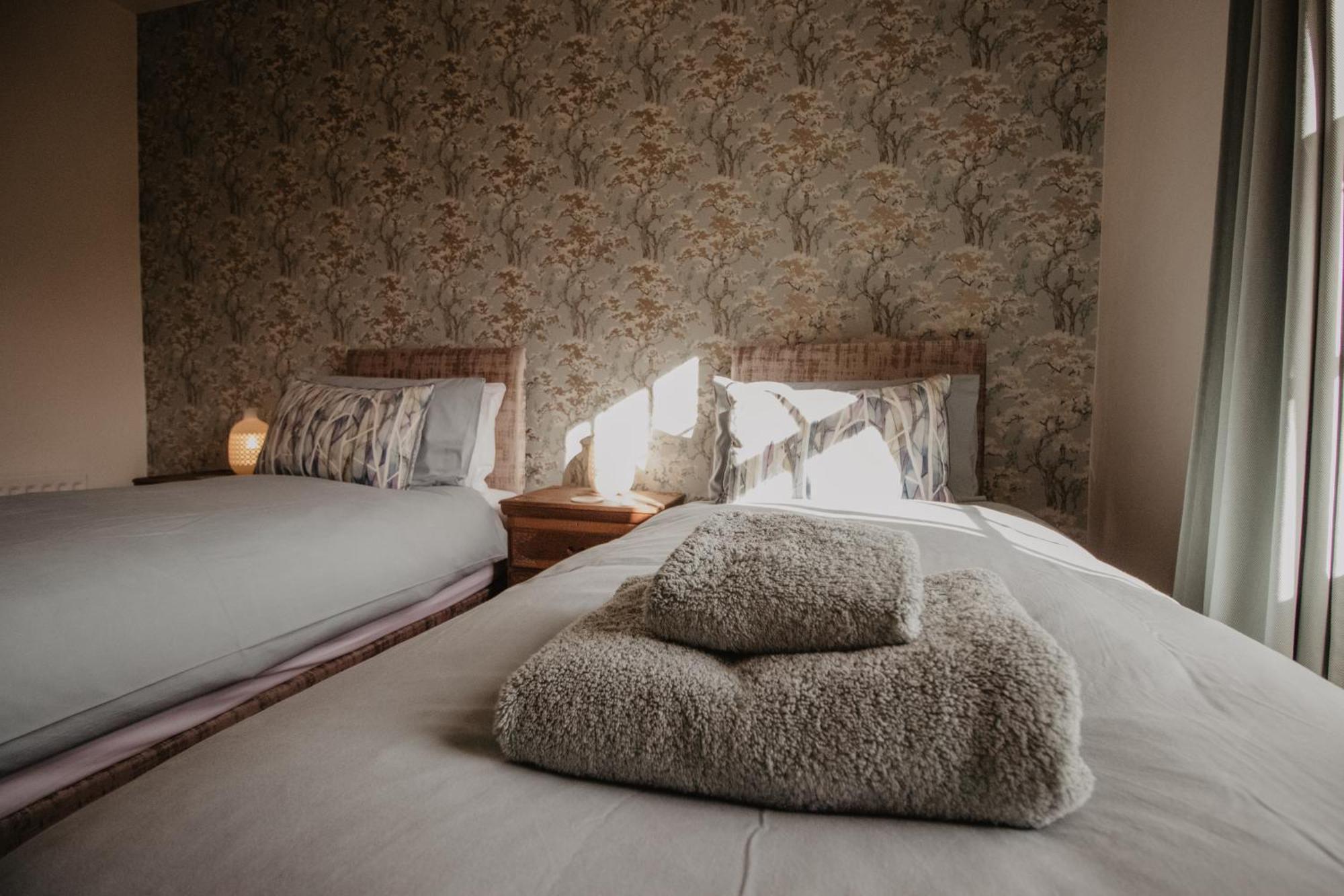 Holwell Holistic Retreat Bed & Breakfast บาร์นสเตเปิล ห้อง รูปภาพ