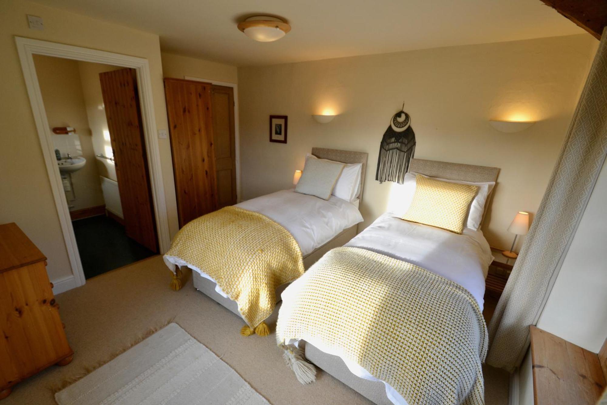 Holwell Holistic Retreat Bed & Breakfast บาร์นสเตเปิล ห้อง รูปภาพ